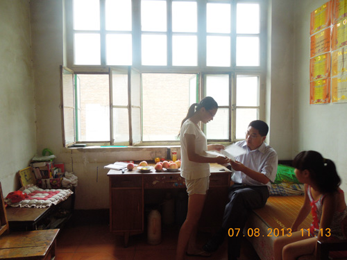 小南和领导分享录取通知书的喜悦 小南和领导分享录取通知书的喜悦