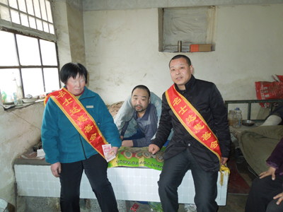 慈善会救助重伤瘫痪特困村民 