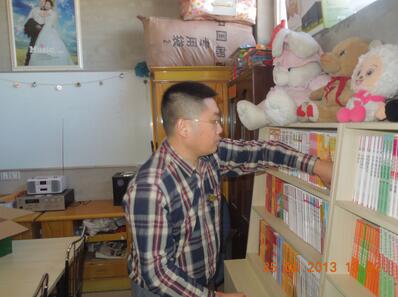 王鹏会长帮助孩子们摆放图书