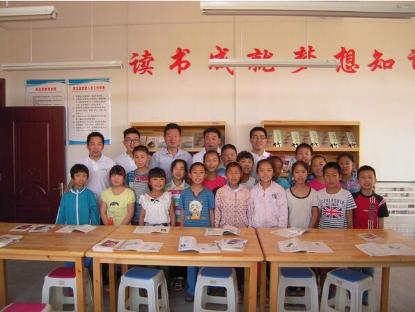 校领导、慈善联盟代表及孩子们在图书馆合影留念 校领导、慈善联盟代表及孩子们在图书馆合影留念