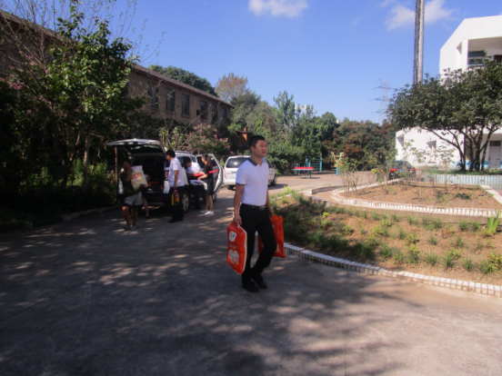 总经理申智慧先生送爱心物品