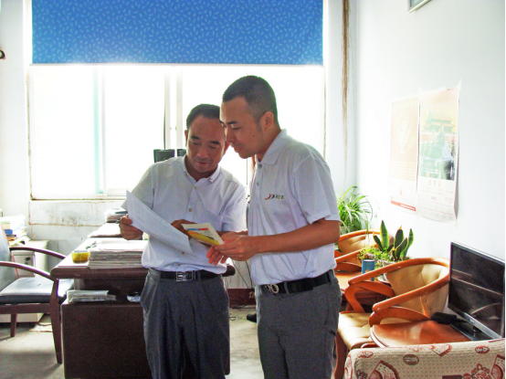 秦院长向吴总介绍敬老院的情况 秦院长向吴总介绍敬老院的情况