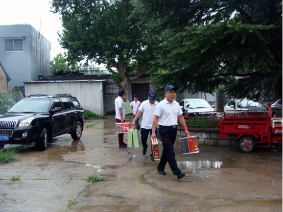 志愿者们从车上拿下慈善物品 志愿者们从车上拿下慈善物品