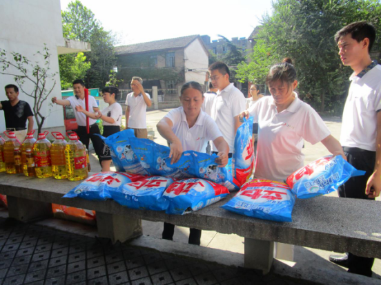 志愿者们向敬老院赠送爱心物品