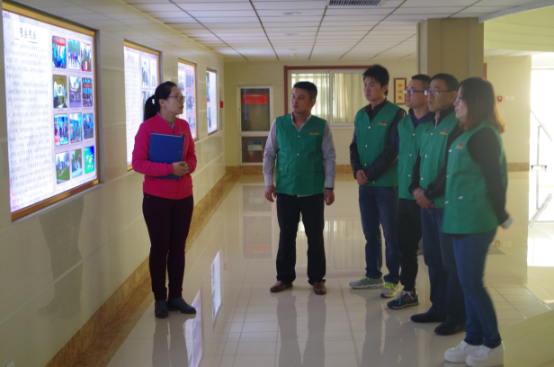 志愿者们参观了福利院简史长廊