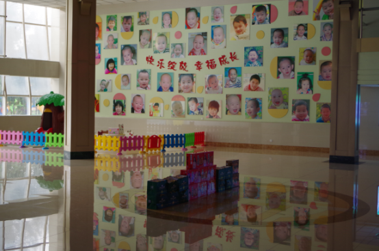 福利院内孩子们的照片墙