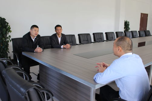 许院长向申总介绍福利院情况 许院长向申总介绍福利院情况