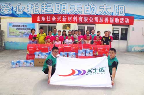 志愿者们看望患病儿童