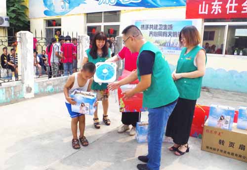 志愿者为孩子们分发慰问品