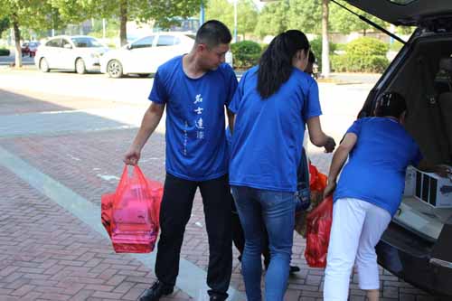 志愿者们为困难家庭儿童送去学习用品