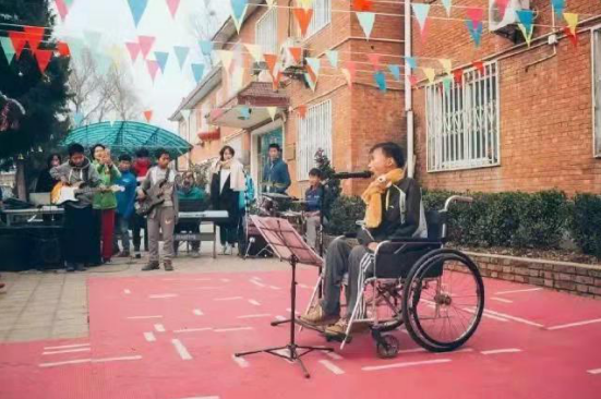 积小爱，成大爱—名士达慈善联盟爱心救助轮椅男孩儿