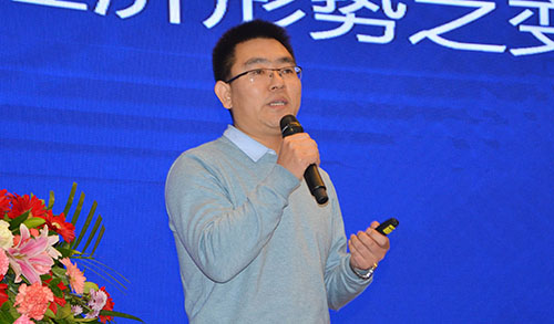 漆谷集團總經理李曉會先生作工作報告